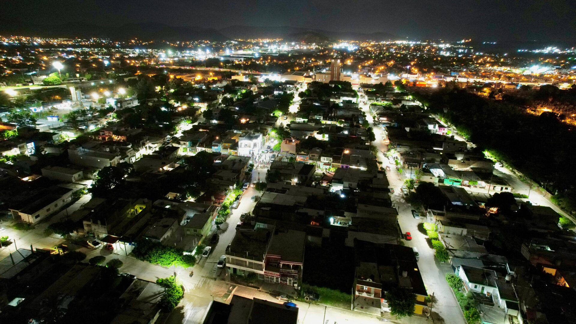 Se encienden las noches en la colonia “Esperanza” con la instalación de nuevas lámparas LED.