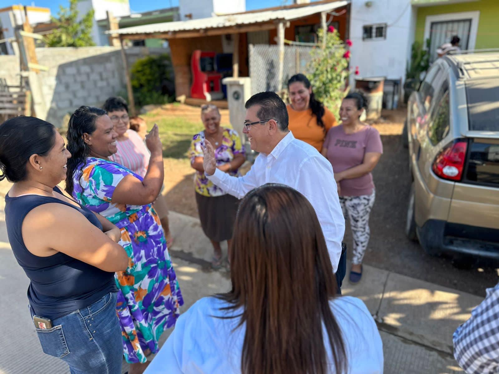Familias de Cvive mejorarán calidad de vida; Edgar González brinda apoyo a las familias.