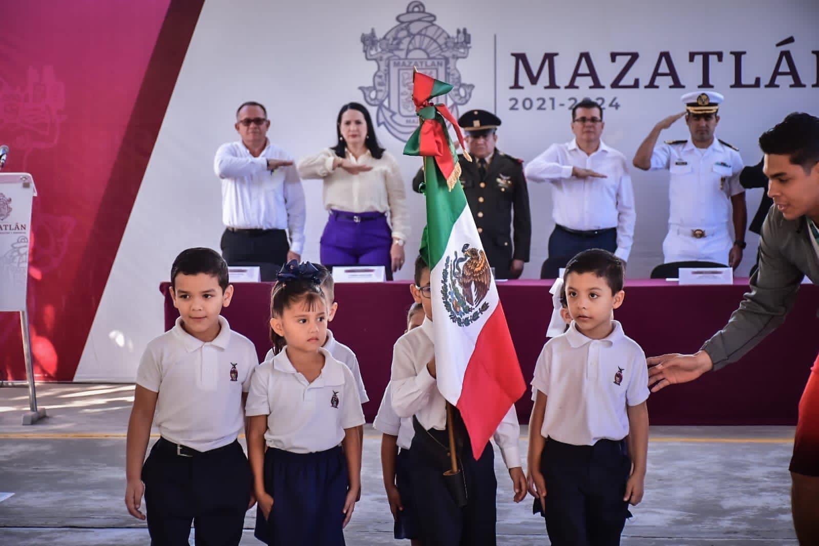 Gobierno Municipal celebra “Lunes Cívico” junto a pequeños estudiantes.