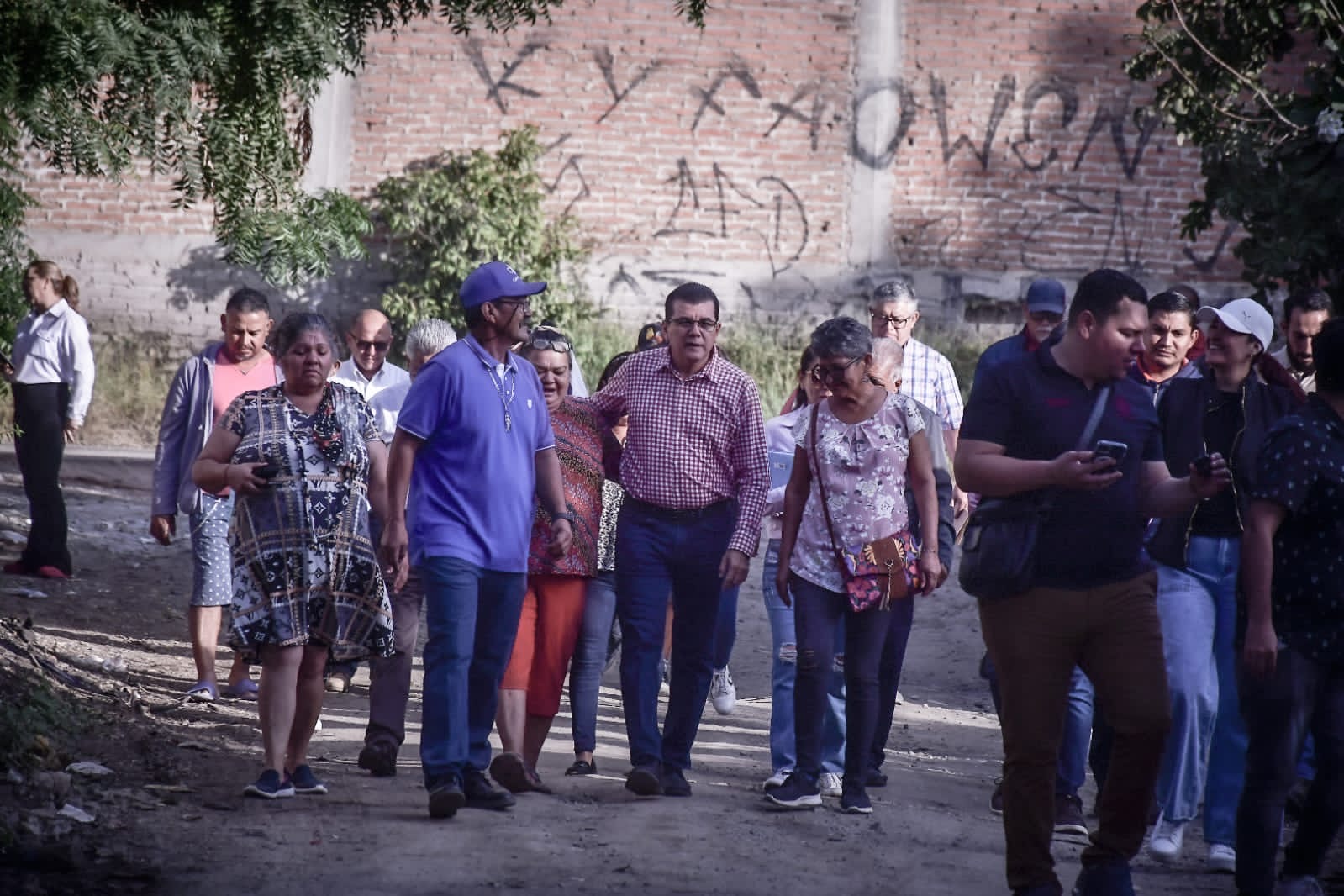 Edgar González da respuestas inmediatas a vecinos de la colonia Felicidad.
