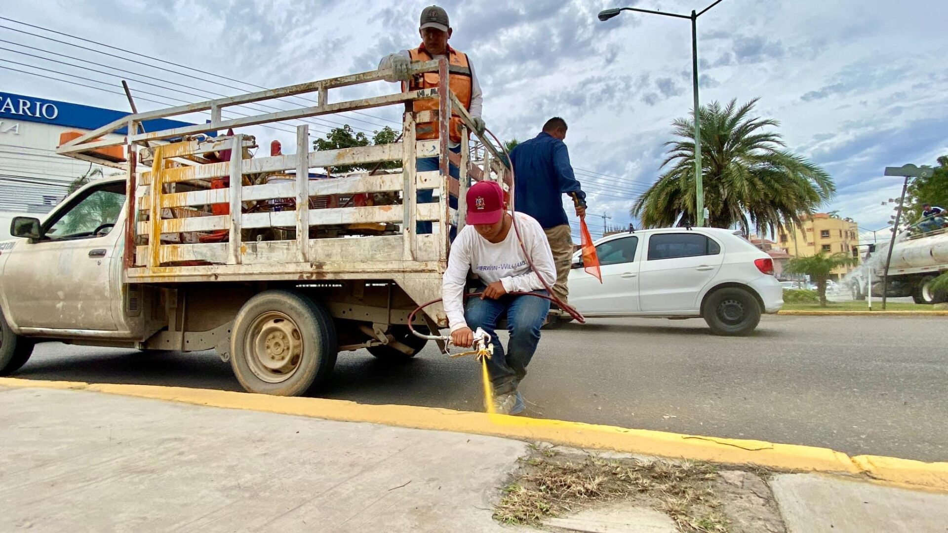 Obras Públicas avanza en los trabajos para mitigar brotes de aguas negras con reparación en avenida Jacarandas.