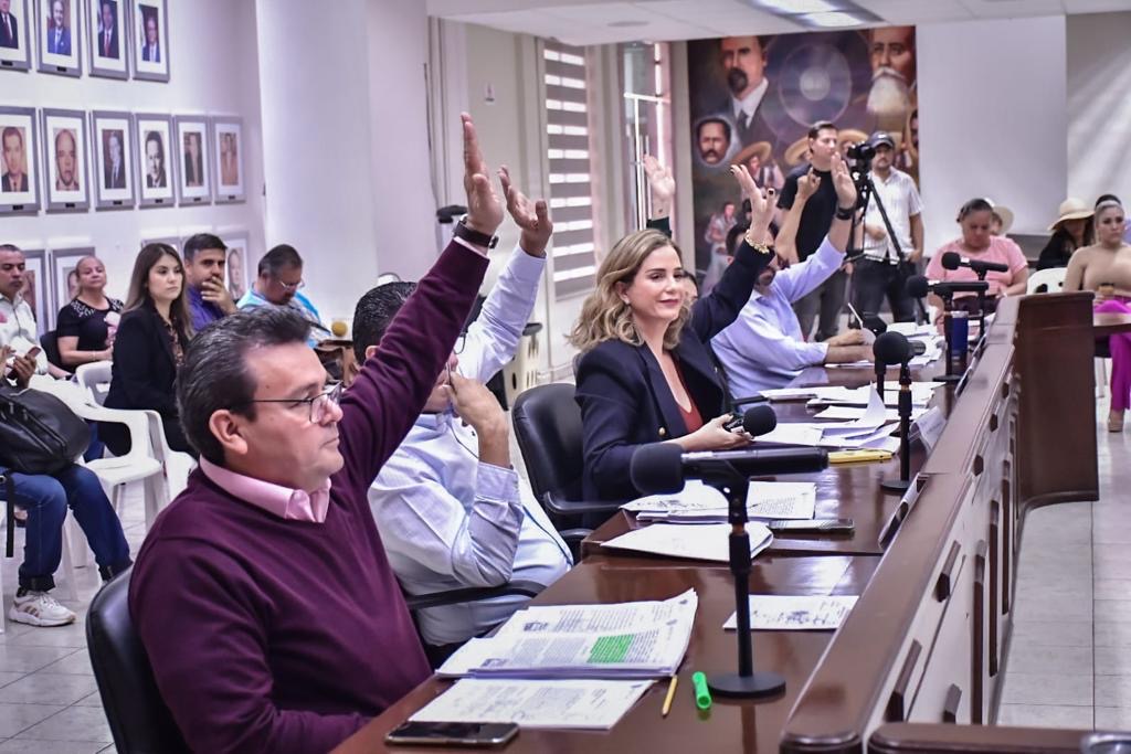 Cabildo aprueba títulos de propiedad y donaciones de vialidades y áreas verdes para regularización en colonias.