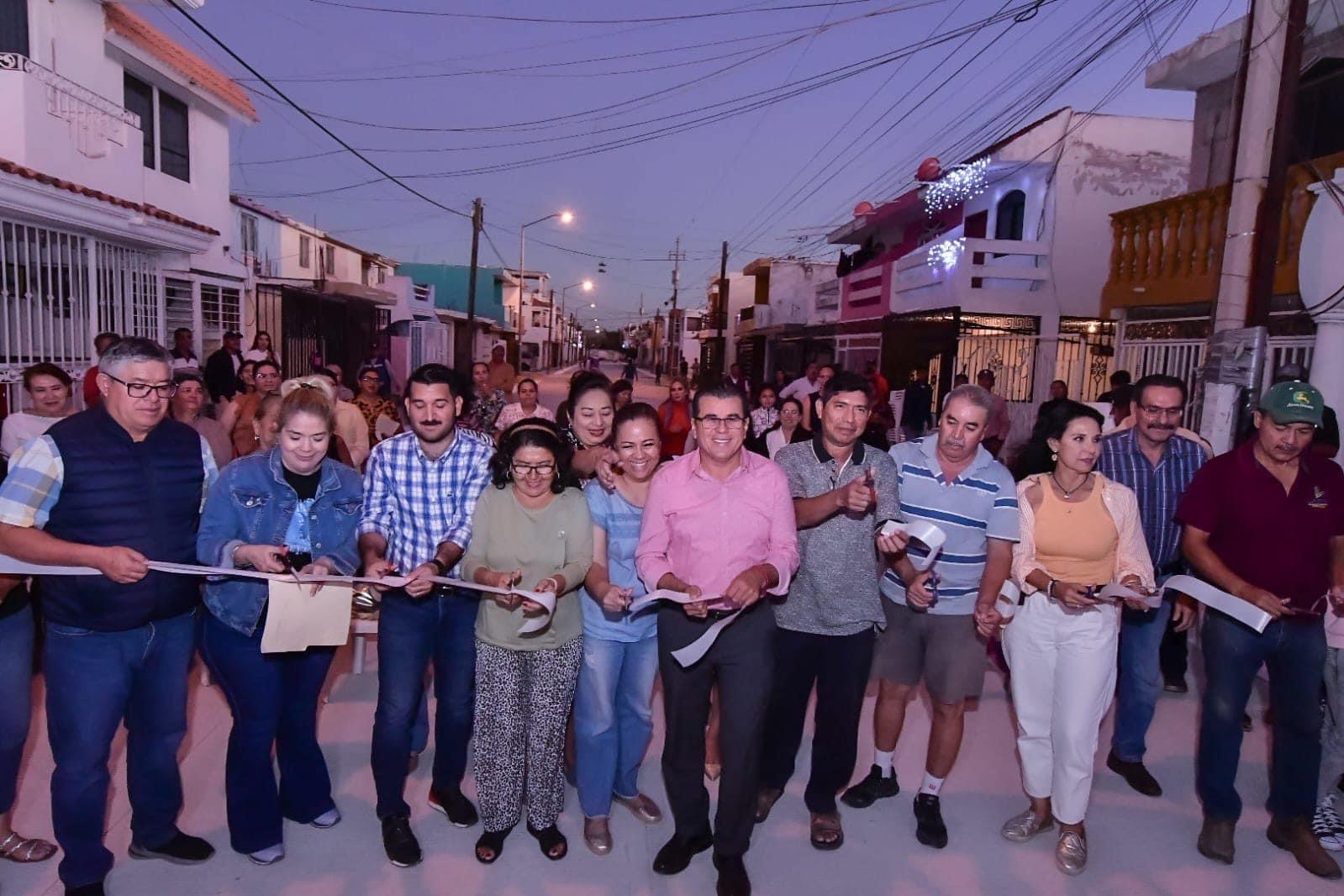 Edgar González inaugura la pavimentación de la calle Rincón del Nogal en el fraccionamiento del Bosque.