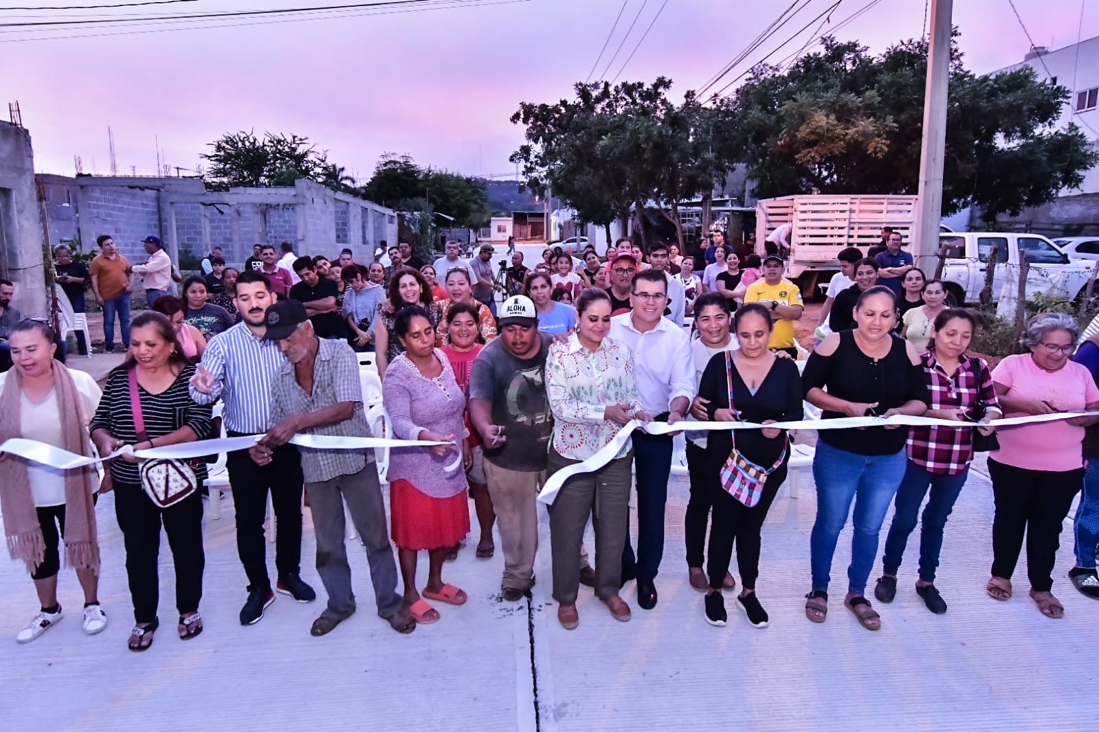 Familias de Rincón de Mazatlán, ya no se enlodaran los pies gracias a la pavimentación del Circuito de las calles Cedro, Ébano y Av. Dorados.
